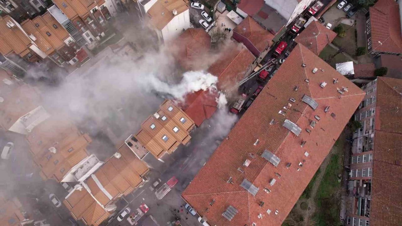 Fatih'te 3 Katlı Binada Yangın Paniği