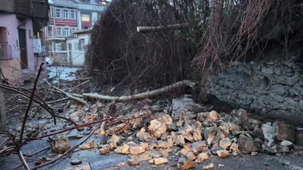 Fatih'te İstinat Duvarı Çöktü