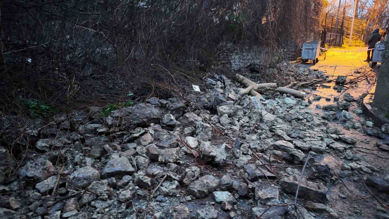 Fatih'te Yağışların Ardından İstinat Duvarı Çöktü