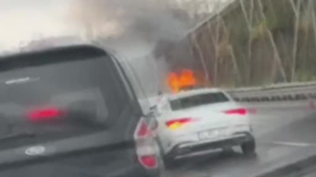 Fatih'te Yol Ortasında Otomobil Yangını