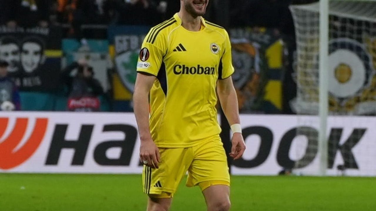 Fenerbahçe, FCSB Karşısında İlk Yarıda Öne Geçti