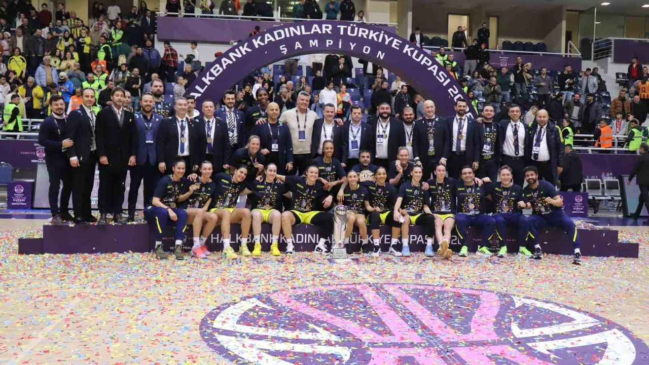 Fenerbahçe Opet, Halkbank Kadınlar Türkiye Kupası'nı Kazandı