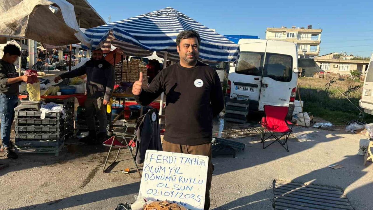Ferdi Tayfur'un Anısına Lokum ve Bisküvi İkramı