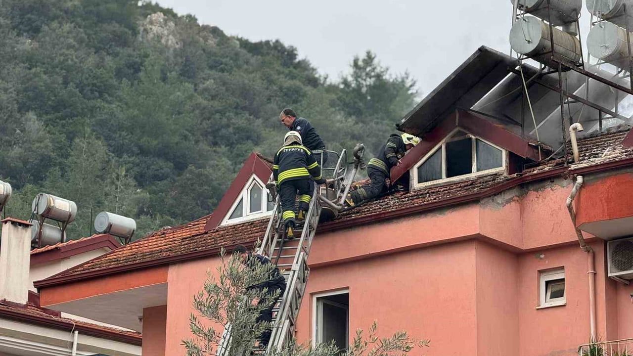 Fethiye'de Çatı Katında Yangın Panik Yarattı