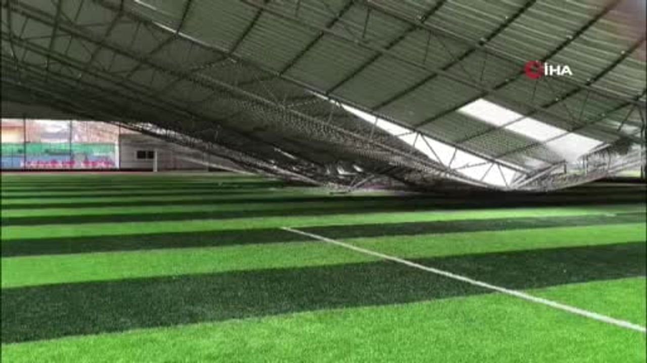 Fırtına Antalya'da Halı Sahayı Vurdu