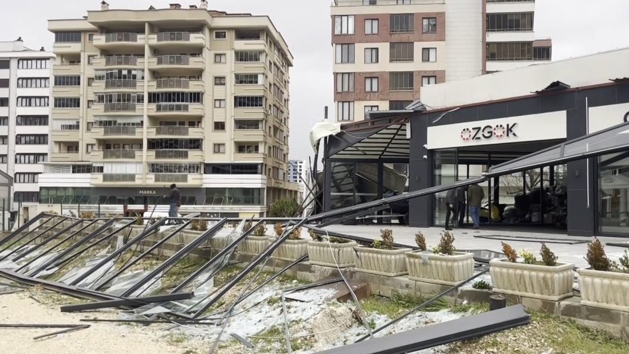 Fırtına Bursa'da Hasara Yol Açtı