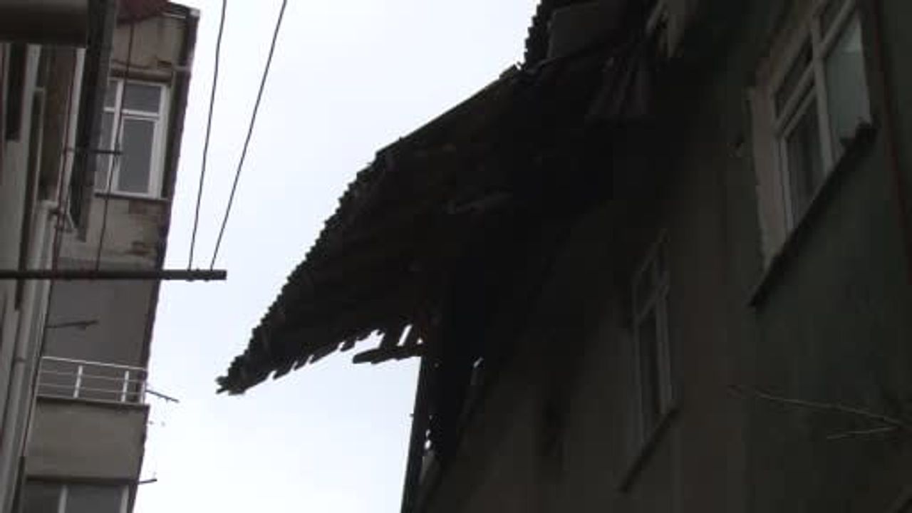 Fırtına İstanbul'da Uçan Çatı Paniğe Neden Oldu