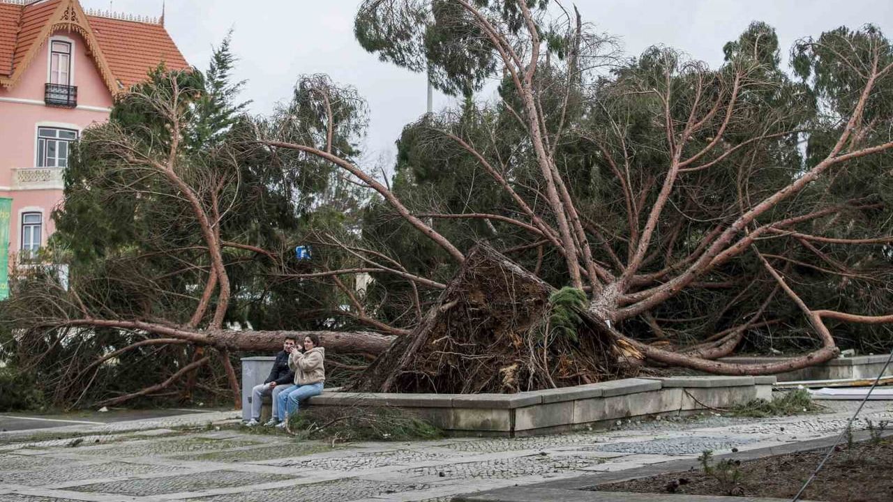 Fırtına Kristin Portekiz'i Vurdu: 5 Kişi Hayatını Kaybetti