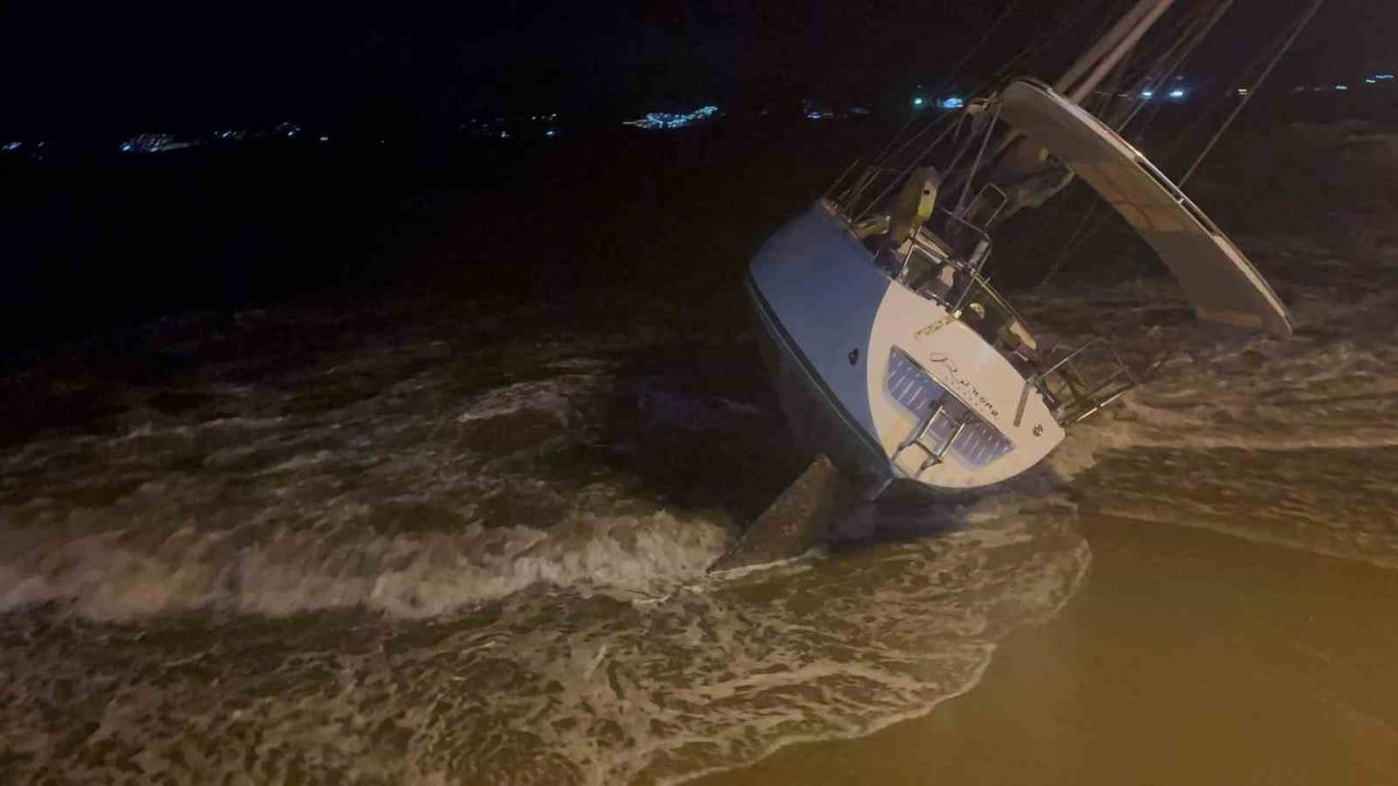 Fırtına Milyonluk Tekneyi Karaya Sürükledi