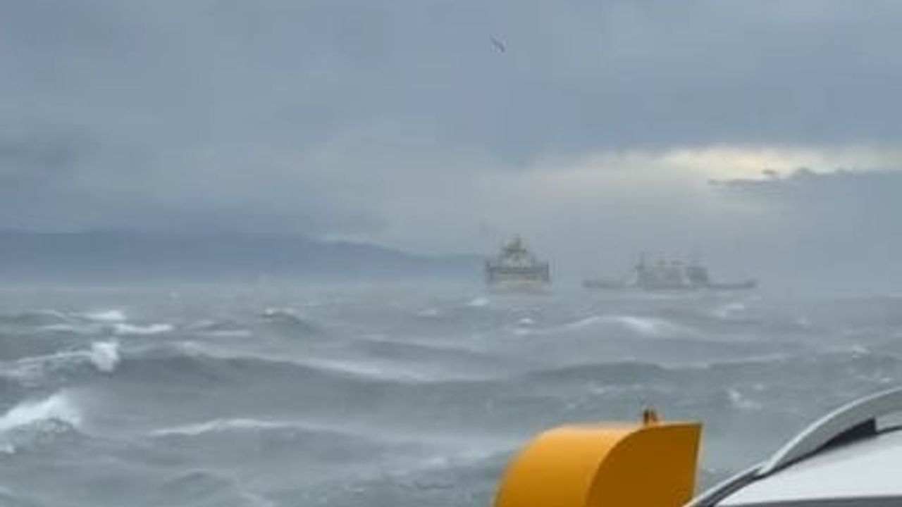 Fırtına Nedeniyle Feribot Güvenli Bölgeye Sıyırıldı