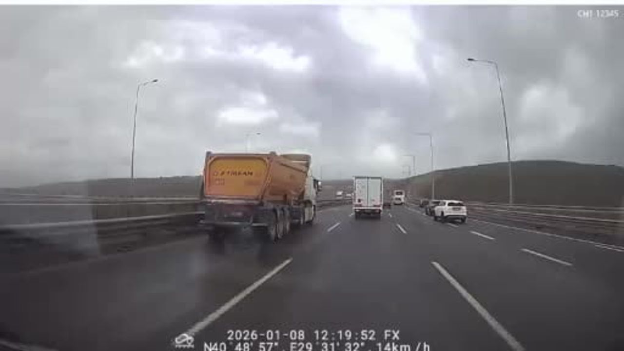 Fırtına Nedeniyle Kamyonet Devrildi