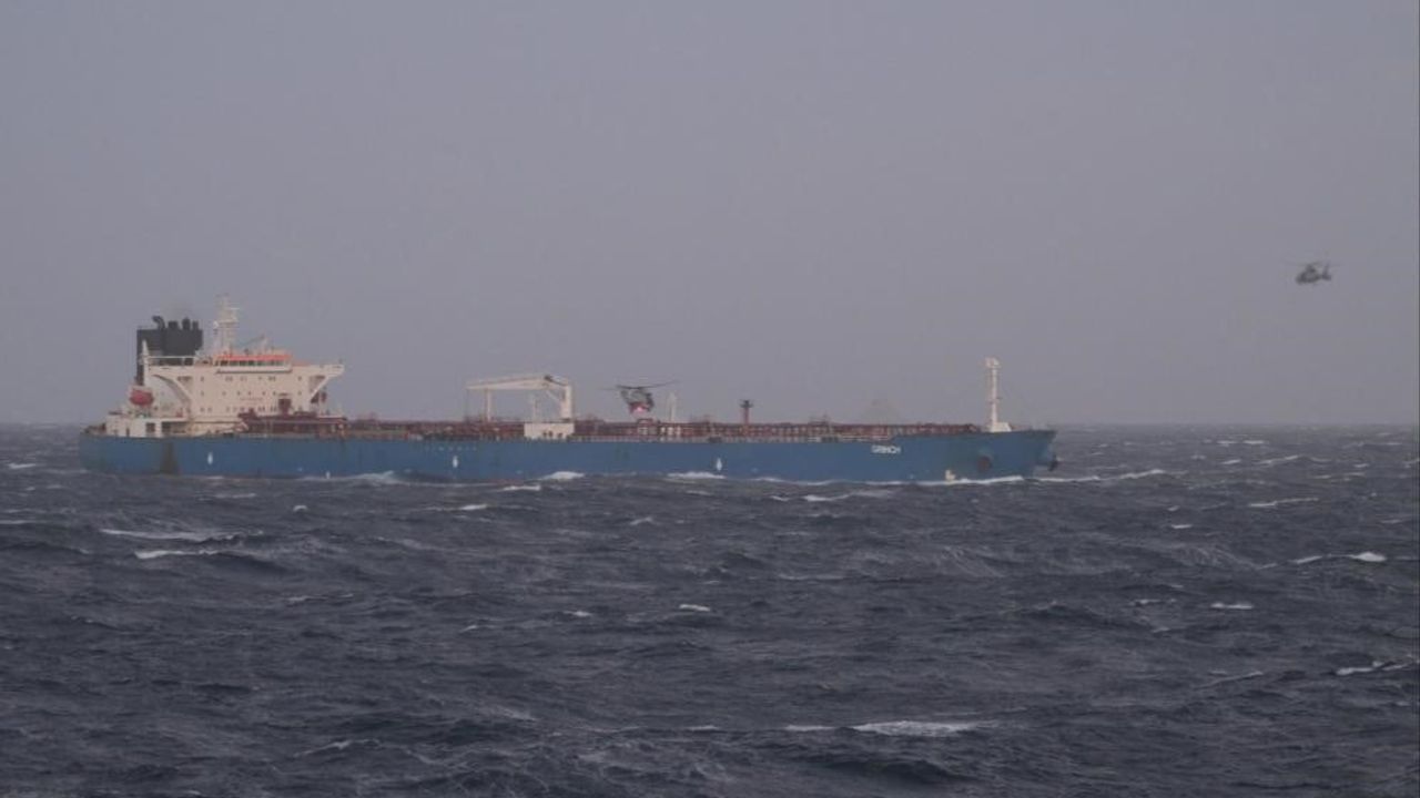 Fransa, 'Grinch' Tankerini Marsilya'da Limana Çekti