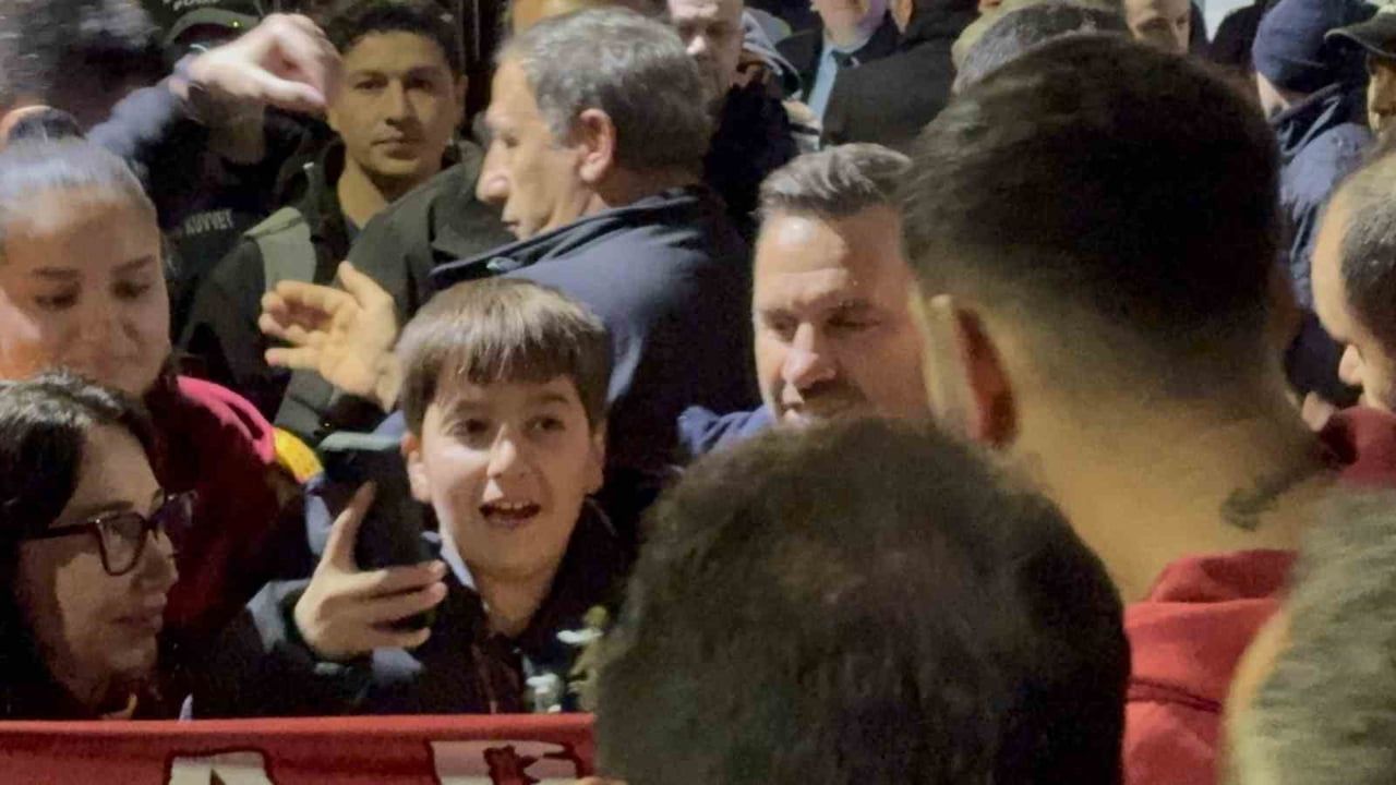 Galatasaray Fethiye'ye Çiçeklerle Giriş Yaptı