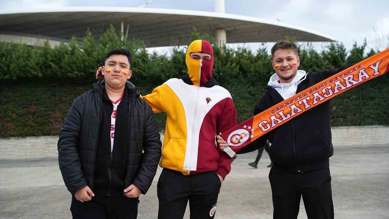 Galatasaray Taraftarları Süper Kupa Finali İçin Stadyumu Doldurdu
