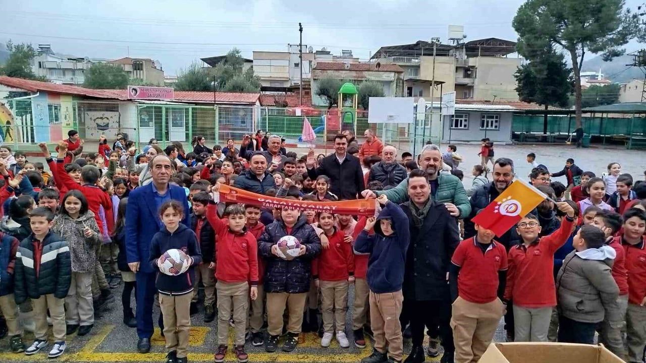 Galatasaraylı Taraftarlar, Salihli'de Eğitime Destek Verdi