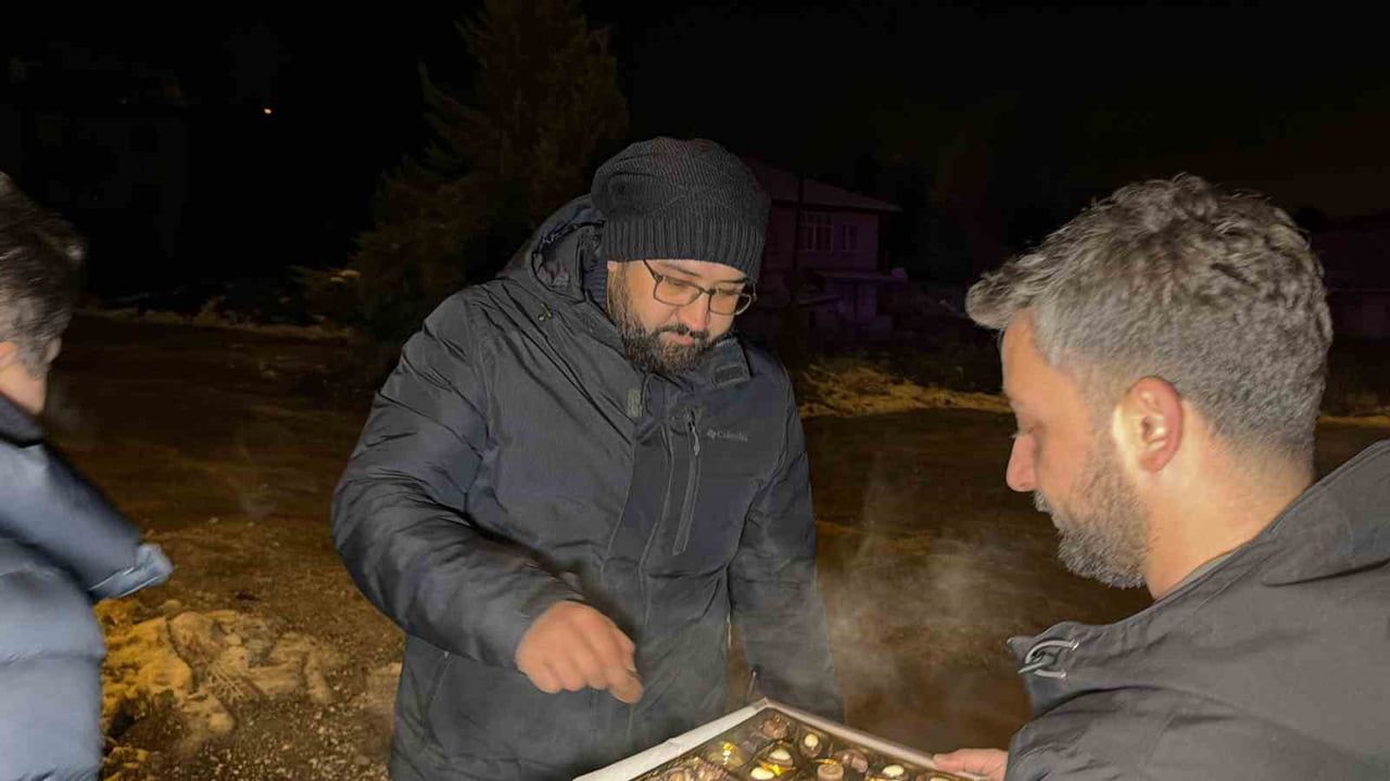 Gazetecilerin Yeni Yıl Sürprizi: Polislere Çikolata İkramı