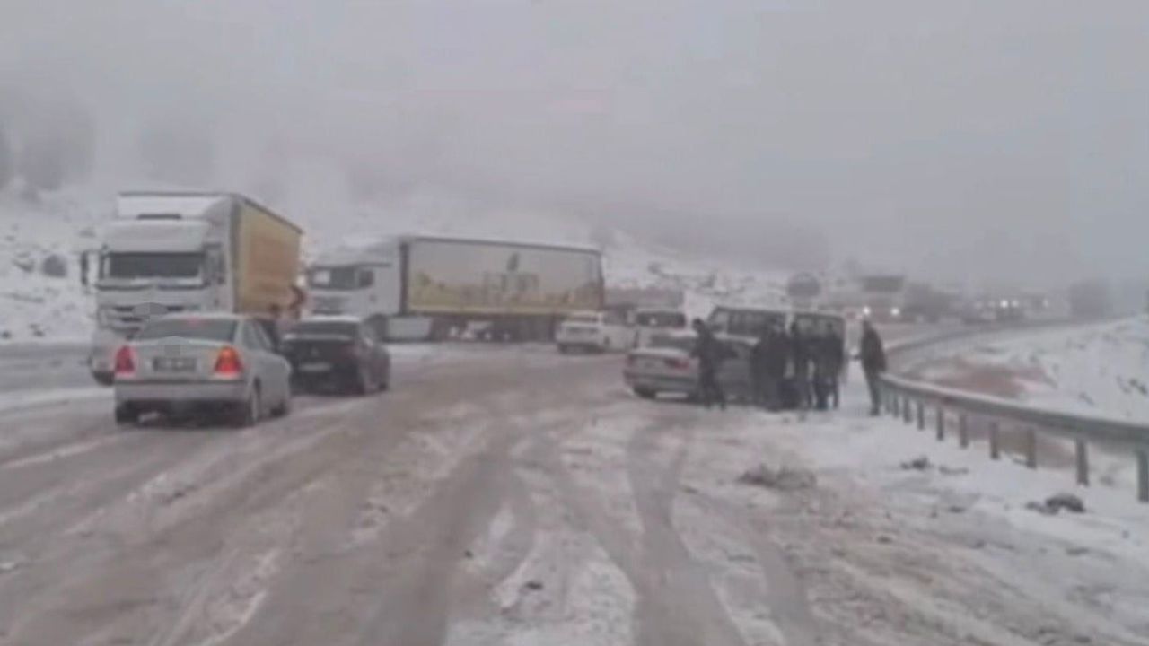 Gaziantep-Araban Yolunda Kar Engeli: Araçlar Mahsur Kaldı