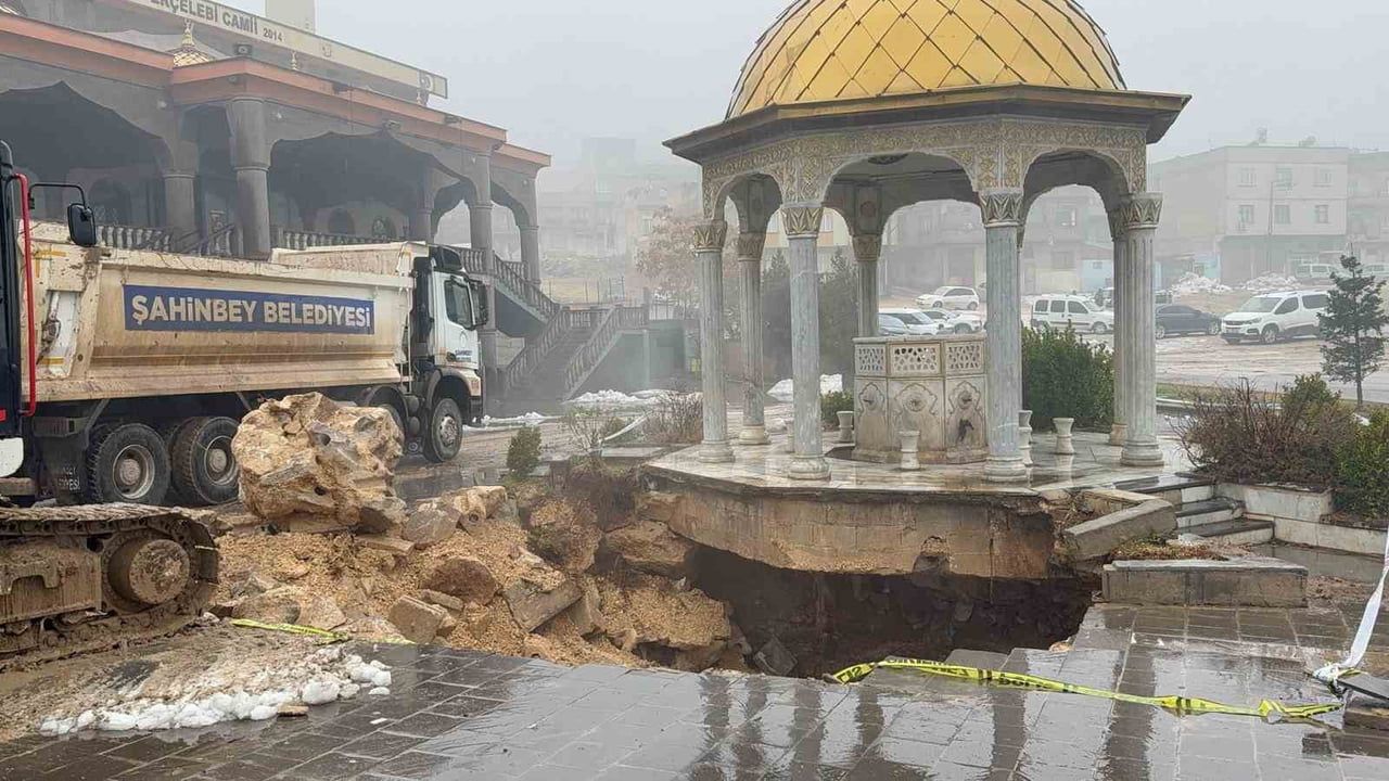 Gaziantep'te Cami Avlusu Sağanak Yağış Sonrası Çöktü