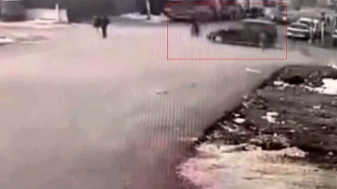 Gaziantep'te İlginç Kaza: Hafif Ticari Araç Motosiklete, Motosiklet Yayaya Çarptı