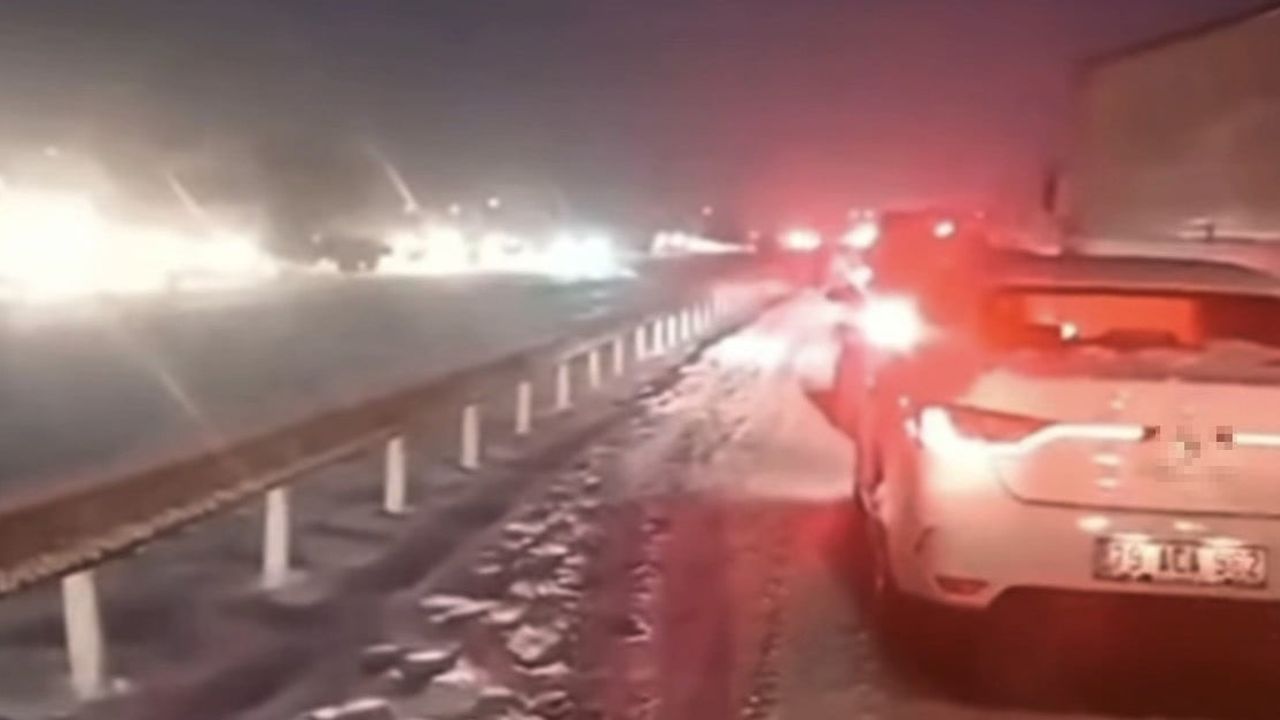 Gaziantep'te Kar Fırtınası: TAG Otoyolu'nda Araçlar Mahsur Kaldı