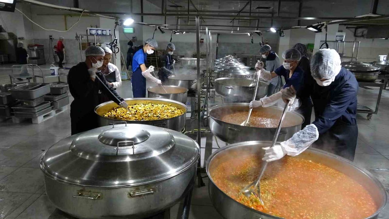 Gaziantep'te Öğrenciler Günde 12 Bin Kişiye Yemek Hazırlıyor
