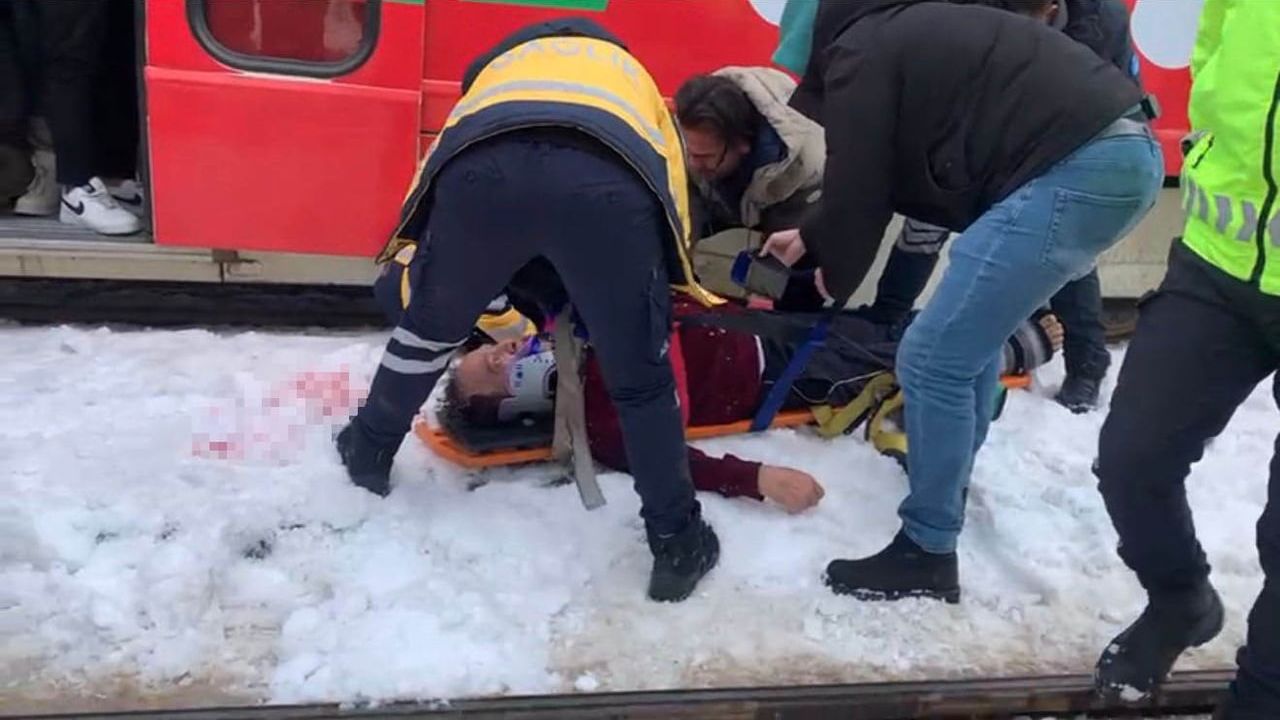 Gaziantep'te Tramvayın Çarptığı Adam Yaralandı