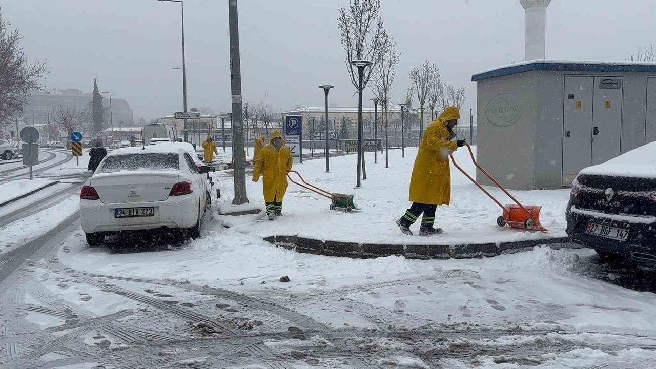 Gaziantep'te Yoğun Kar Yağışı Başladı