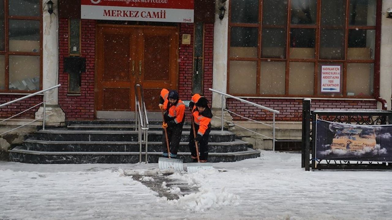 Gaziosmanpaşa'da Karla Mücadele Ekipleri 7/24 Görevde