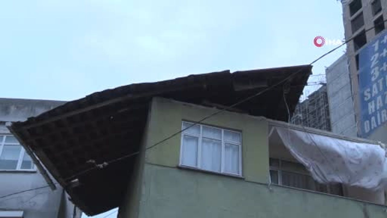 Gaziosmanpaşa'da Şiddetli Rüzgar, Araçlara Zarar Verdi