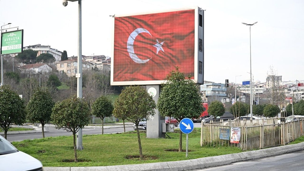 Gaziosmanpaşa'da Türk Bayrağına Destek İçin Ekranlar Donatıldı