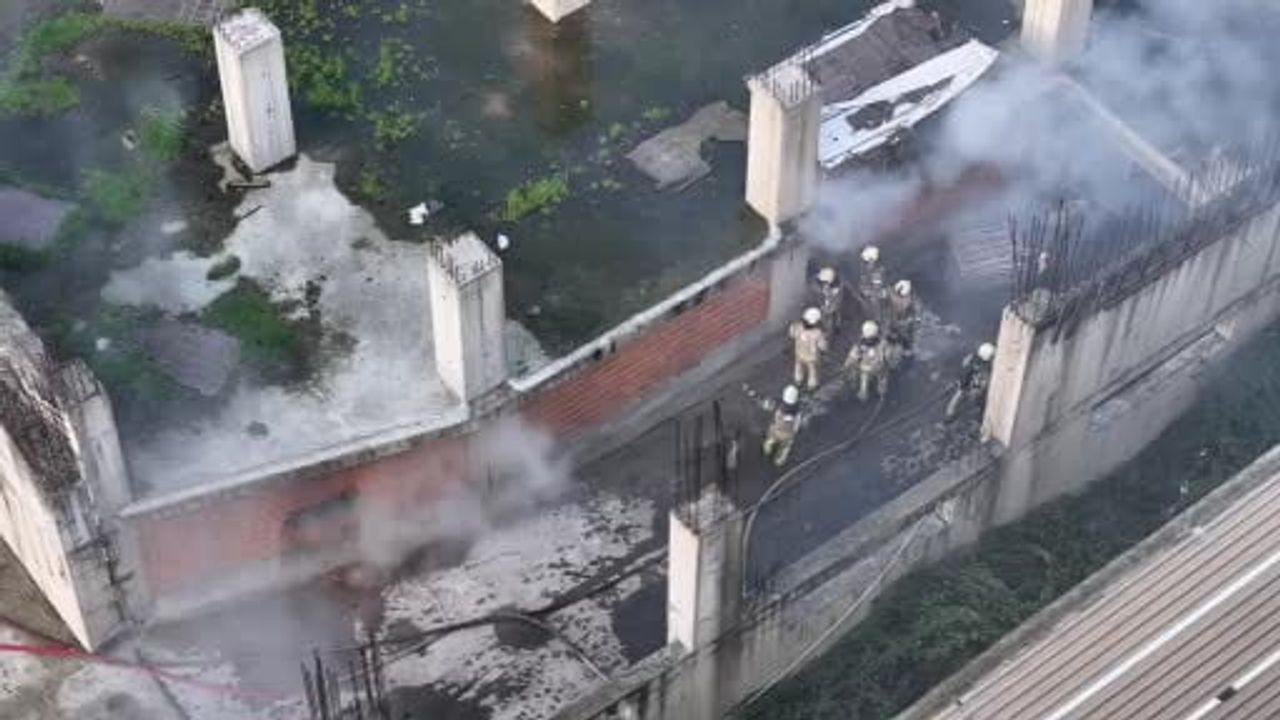 Gaziosmanpaşa'da Yangın Alarmı: İtfaiye Ekipleri Zorlu Mücadele İçinde