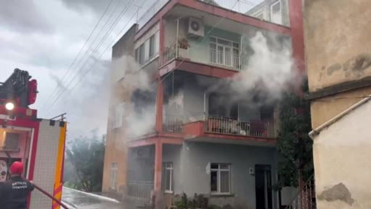 Gazipaşa'da Apartman Yangını: Dumandan Etkilenenler Oldu