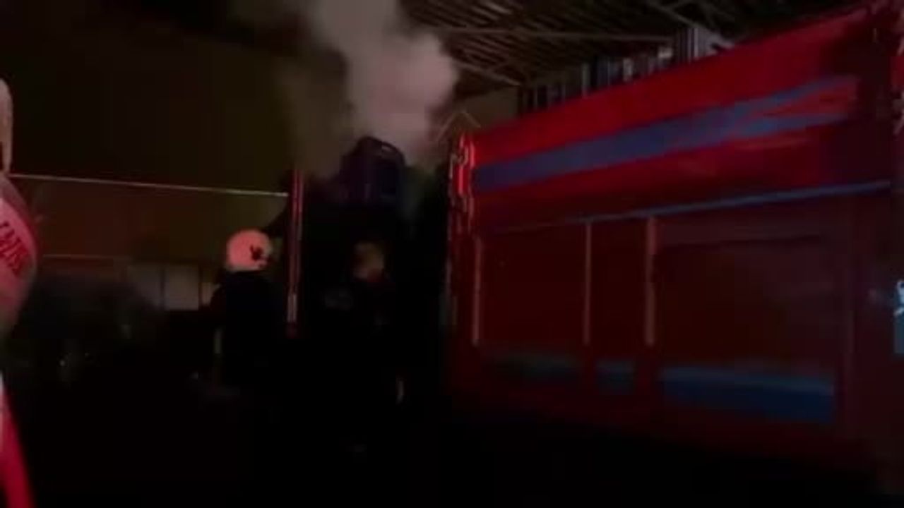 Gazipaşa'da Park Halindeki Kamyonet Yandı