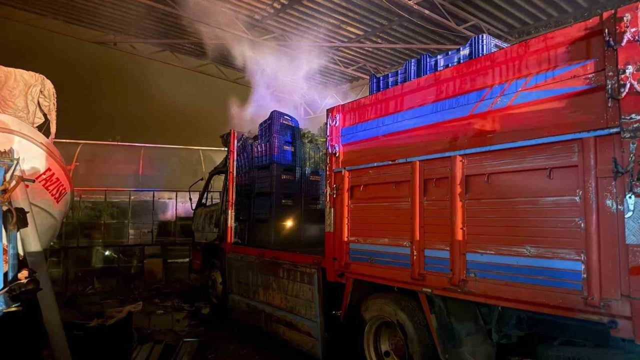 Gazipaşa'da Park Halindeki Kamyonet Yangınla Kullanılamaz Hale Geldi