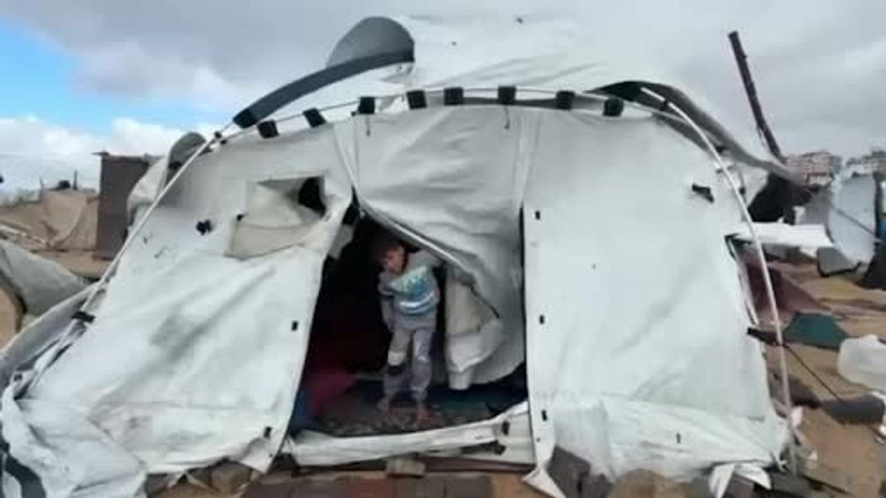 Gazze'de Soğuklar ve Saldırılar: 27 Günlük Bebeğin Ölümü