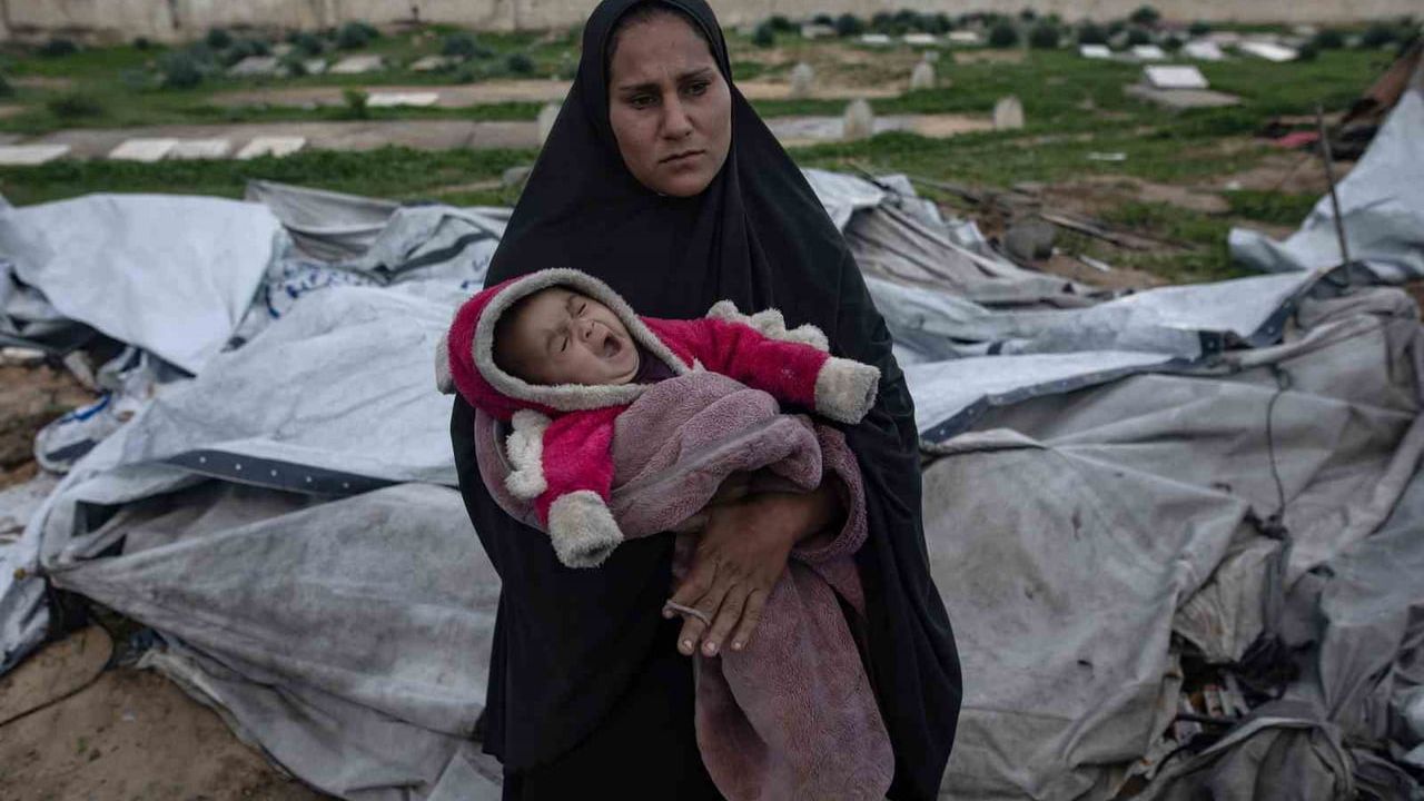 Gazze'de Soğuklar ve Saldırılar Hayatları Alıyor