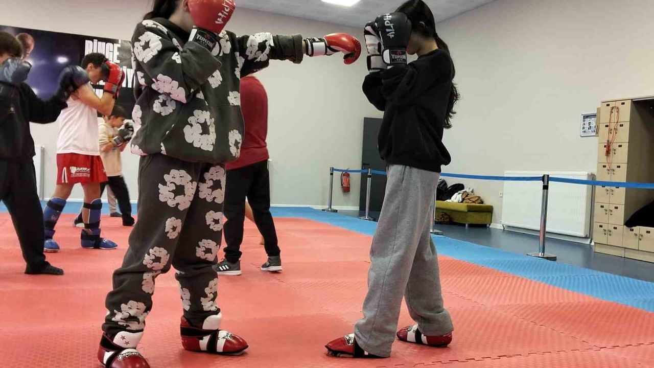 Genç Sporcular Kick Boks ile Hedeflerine Ulaşıyor