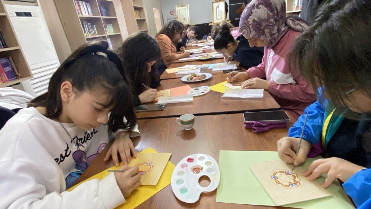 Gençler Tezhip Sanatını Öğreniyor