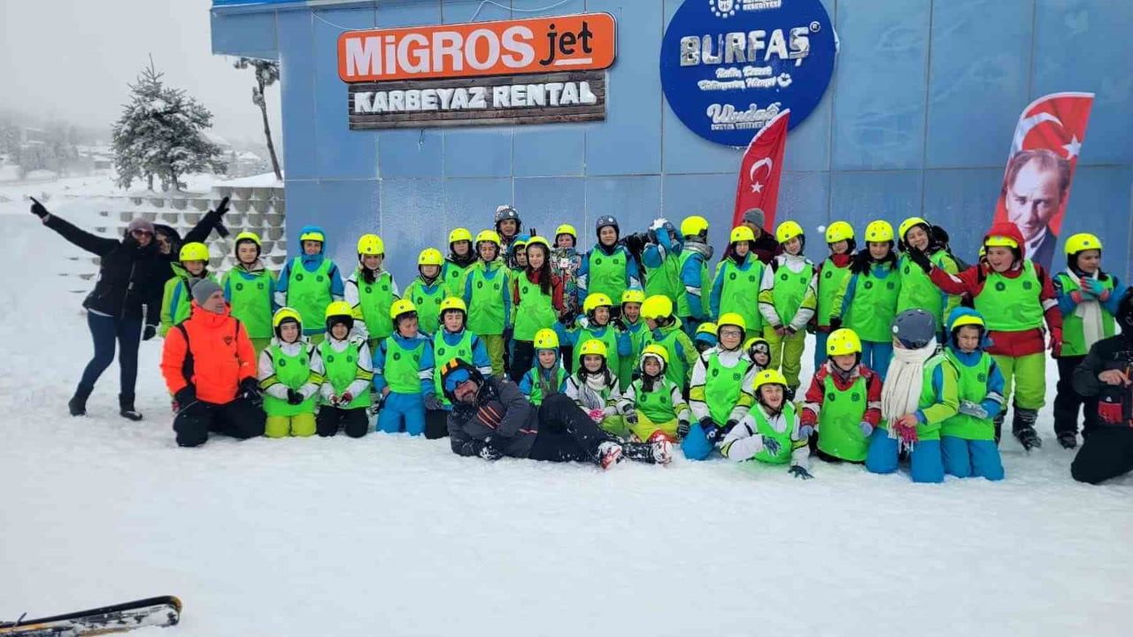 Gençler Uludağ'da Kayak Keyfi Yaşıyor