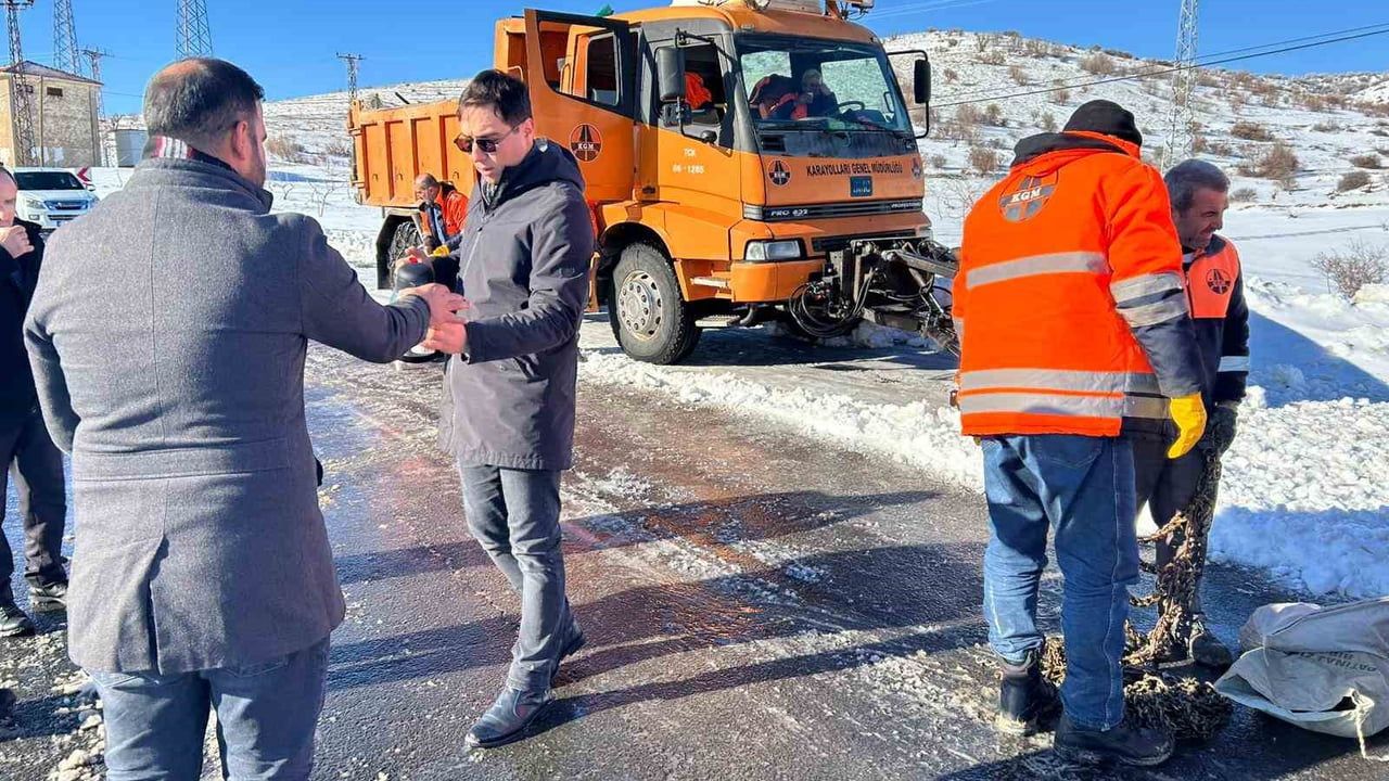 Gercüş Kaymakamı Öztaş, Karla Mücadele Ekipleriyle Bir Araya Geldi