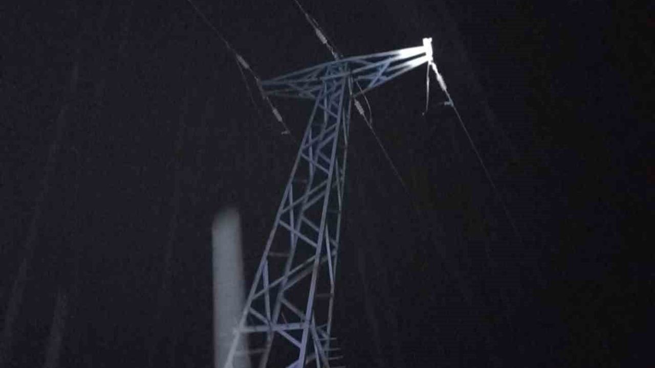 Gercüş'te Büyük Tehlike: Dev Kaya Elektrik Direğine Çarptı