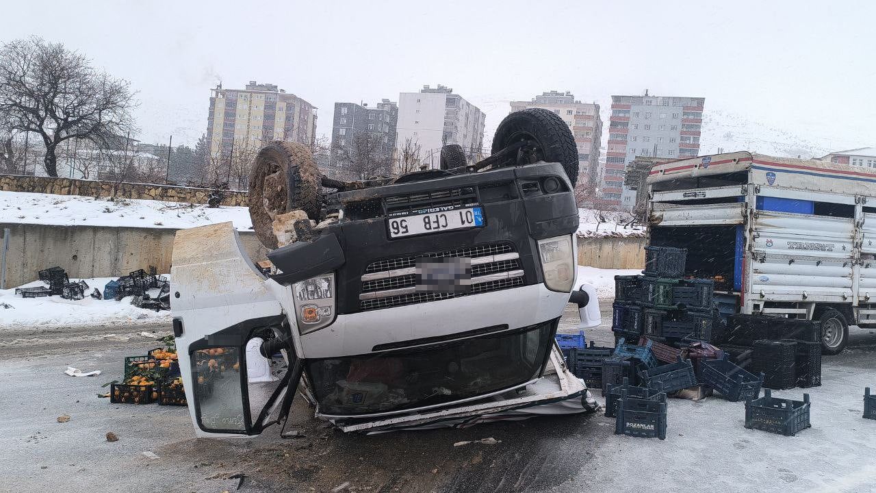 Gercüş'te Meyve Yüklü Kamyonet Devrildi