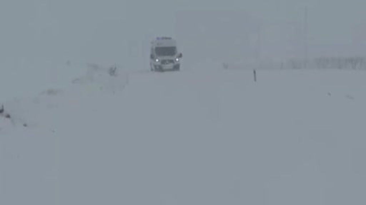 Gercüş'te Yoğun Kar Yağışı Nedeniyle Mahsur Kalan Ambulans Kurtarıldı