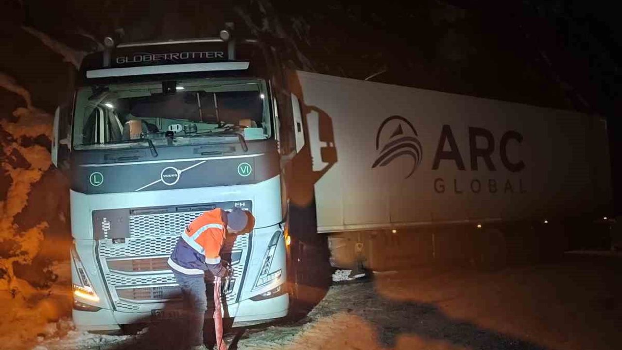 Giresun'da Kar Yağışı Nedeniyle Tır Kurtarıldı
