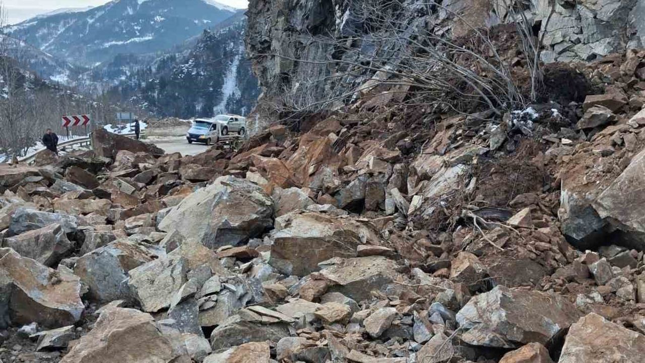 Giresun-Sivas Kara Yolunda Heyelan: Yol Yeniden Ulaşıma Açıldı