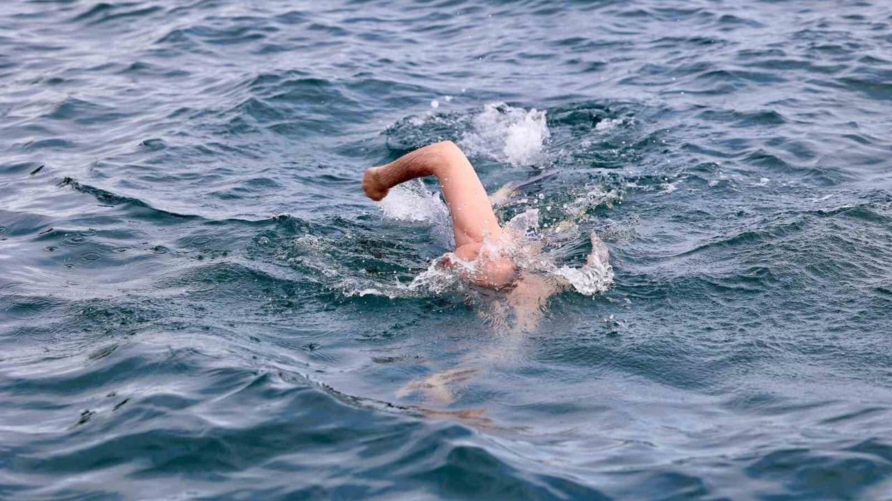 Giresun Valisi Kış Ortasında Denize Girdi