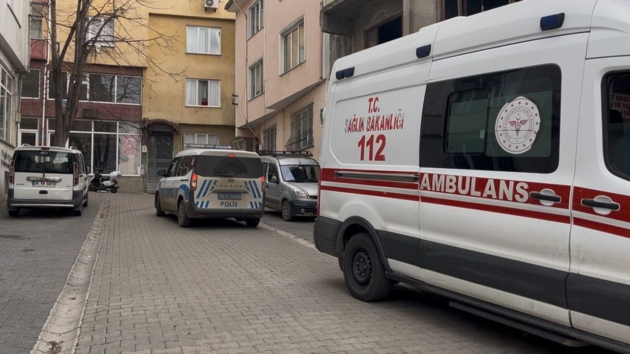 Giysi Yığınlarının Arasında Bulunan Yaşlı Kadının Ölümü Şok Etti