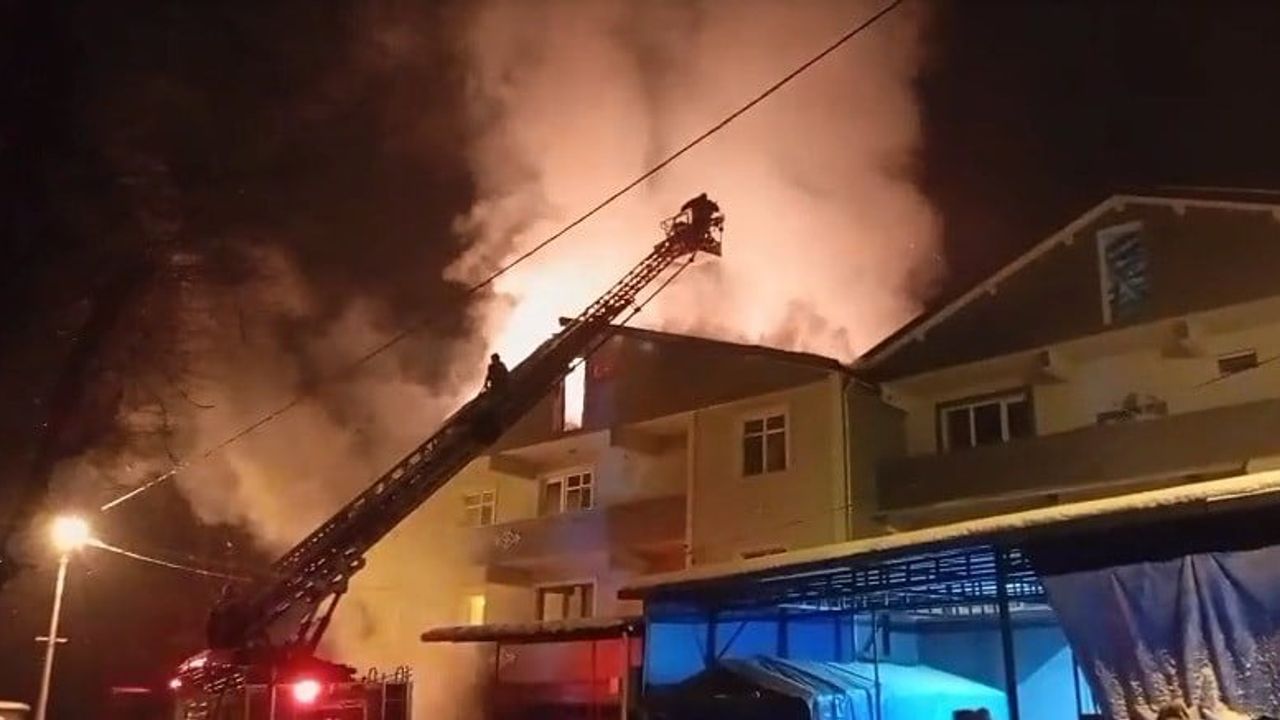 Gökçebey'deki 3 Katlı Binada Yangın