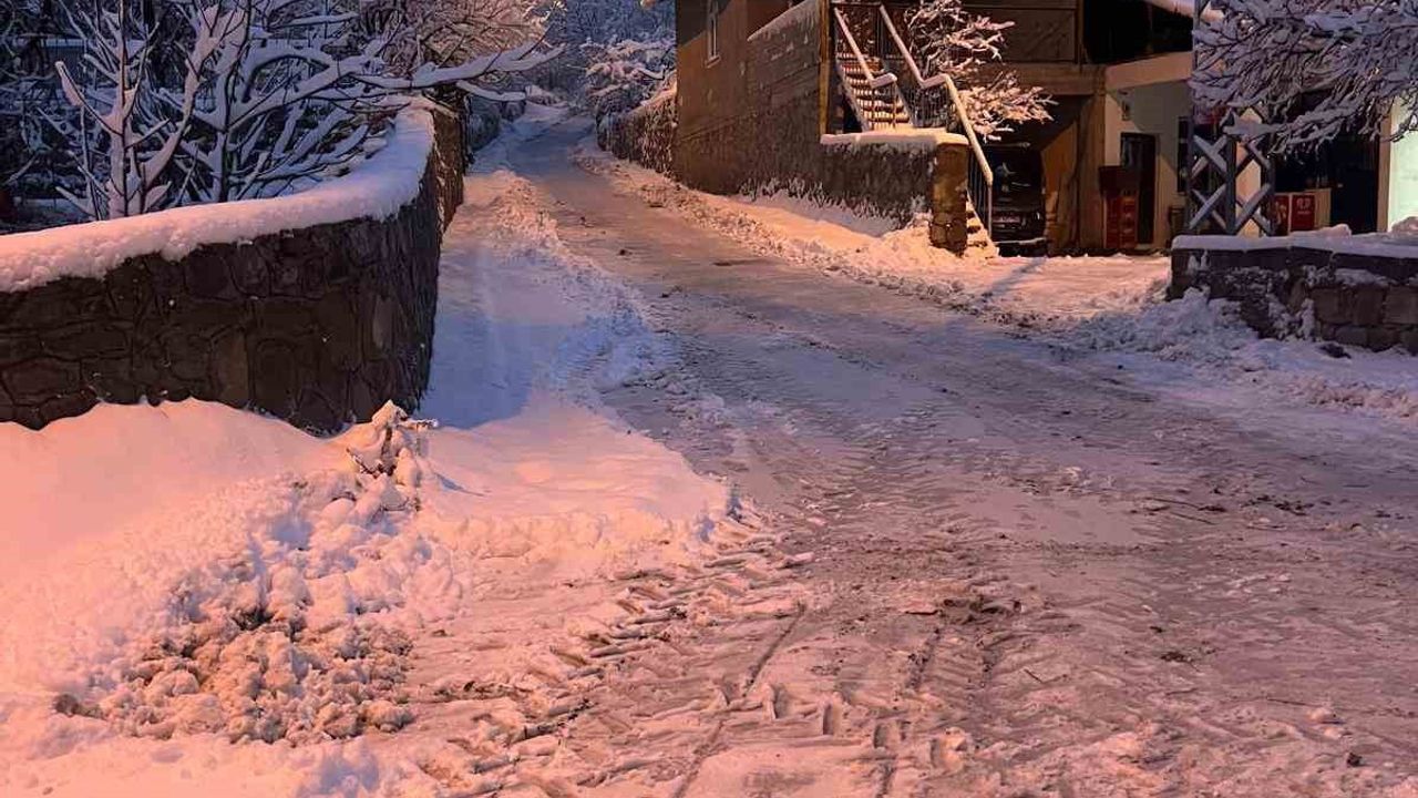Gölbaşı Mahallesi'nde Kapanan Yollar Kendi İmkanlarıyla Açıldı