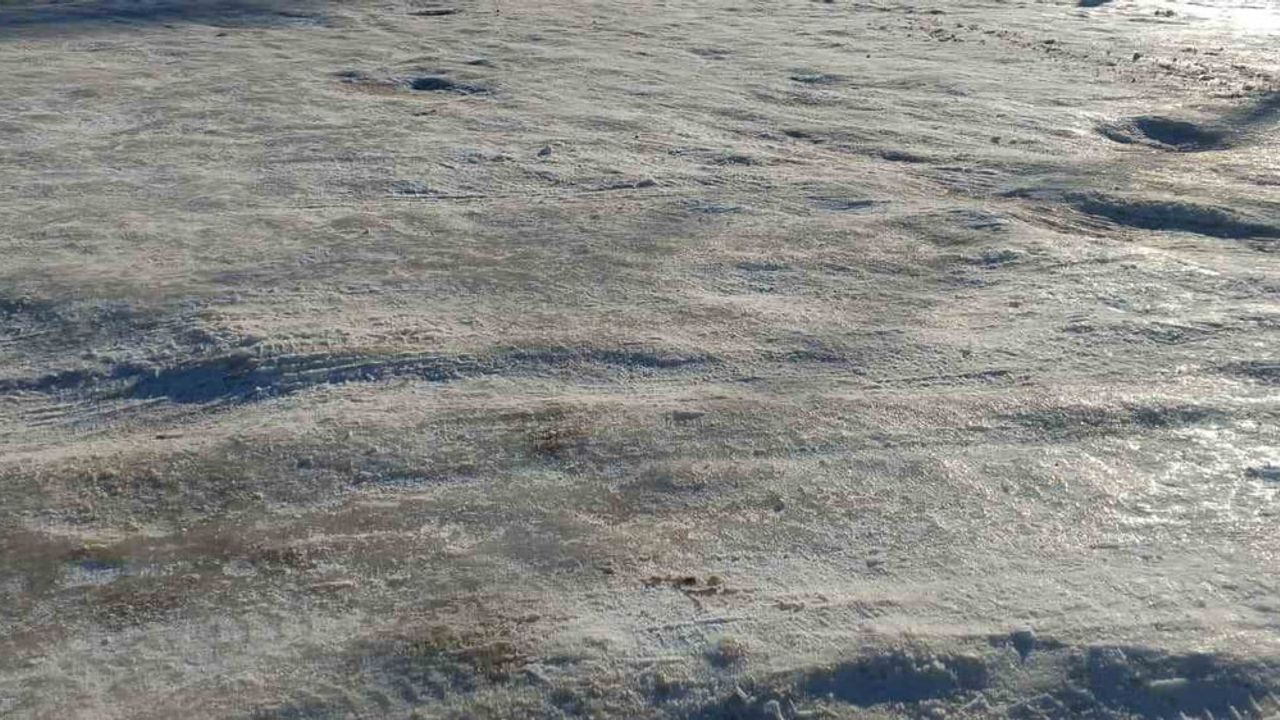 Gölbaşı'nda Dondurucu Soğuklar Yolları Tehlikeye Atıyor